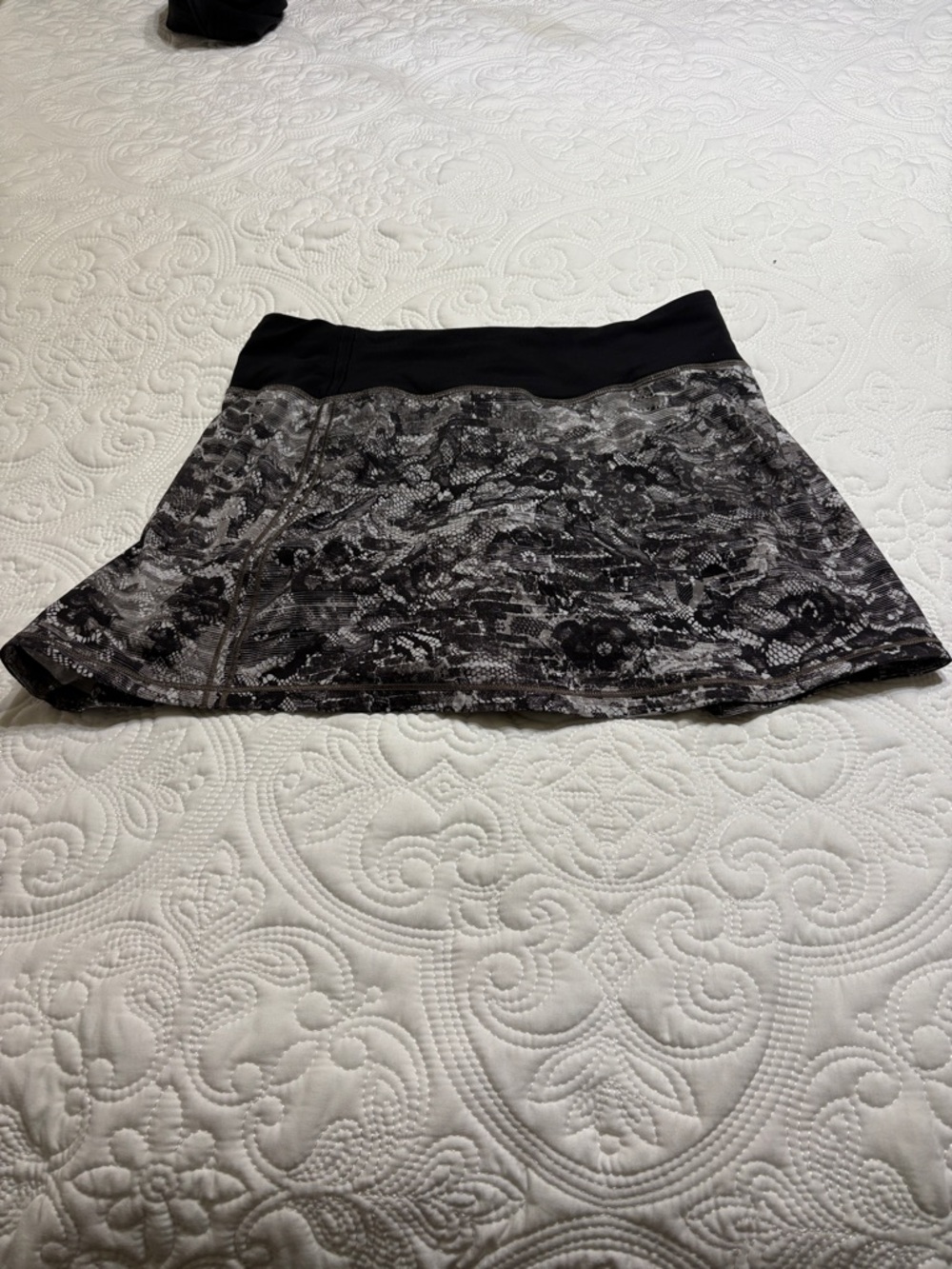 lululemon athletica Black & Gray Lace-Effect skirt